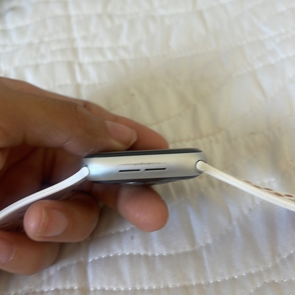 Apple Watch Series 5 - Picture 2 of 3